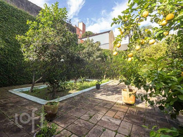 Casa com 332m², 4 dormitórios, 1 suíte, 2 vagas, Petrópolis em Porto Alegre