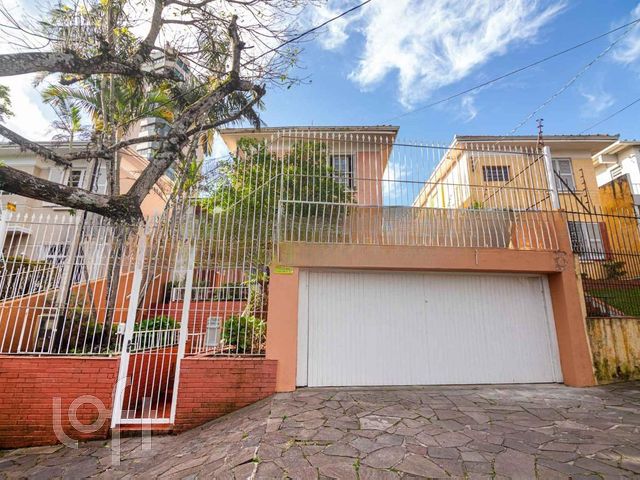 Casa com 332m², 4 dormitórios, 1 suíte, 2 vagas, Petrópolis em Porto Alegre