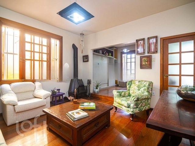 Casa com 332m², 4 dormitórios, 1 suíte, 2 vagas, Petrópolis em Porto Alegre