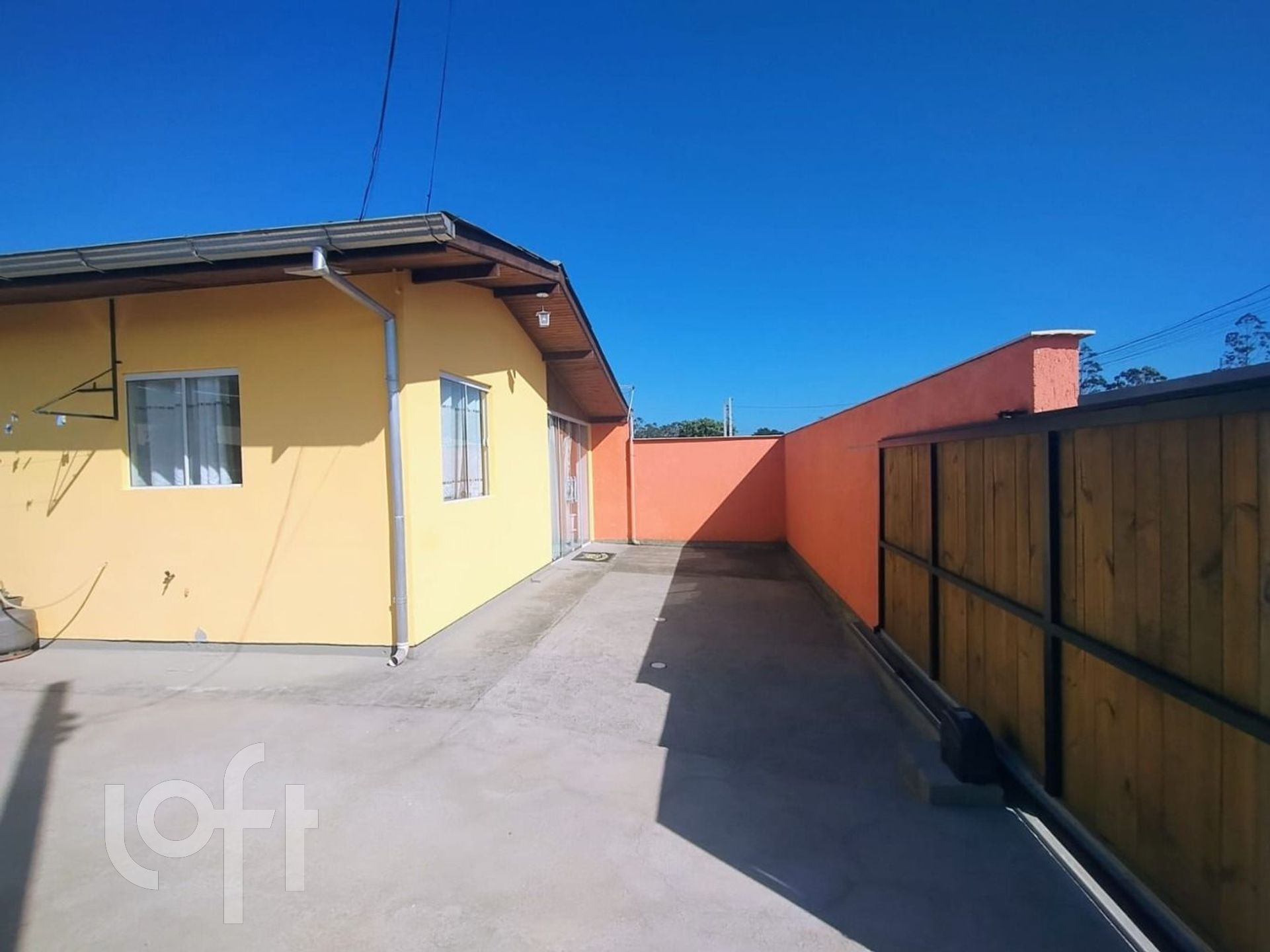 Casa à venda em Pinheira com 60 m², 1 quarto, 2 vagas