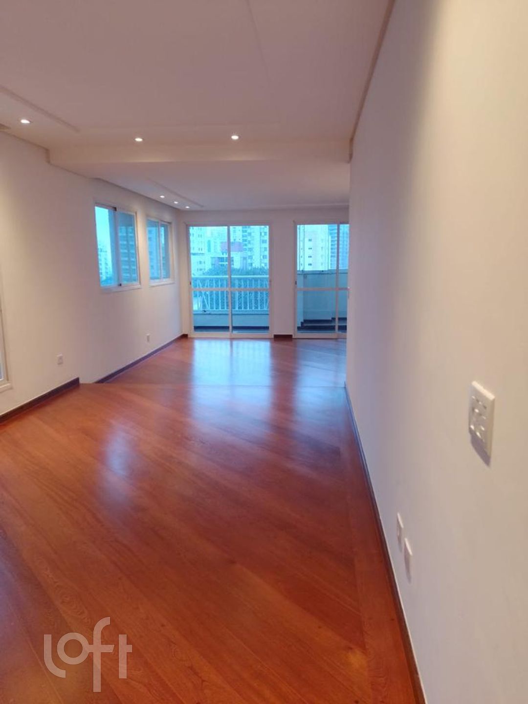 Apartamento à venda com 4 quartos, 213m² - Foto 2