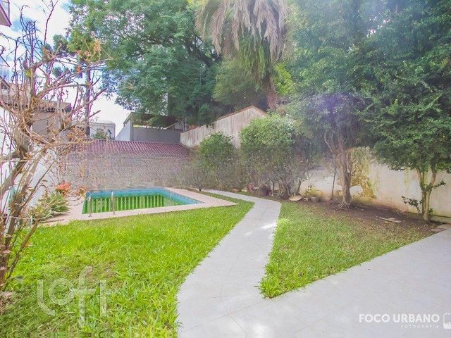 Casa com 300m², 3 dormitórios, 1 suíte, 2 vagas, Petrópolis em Porto Alegre