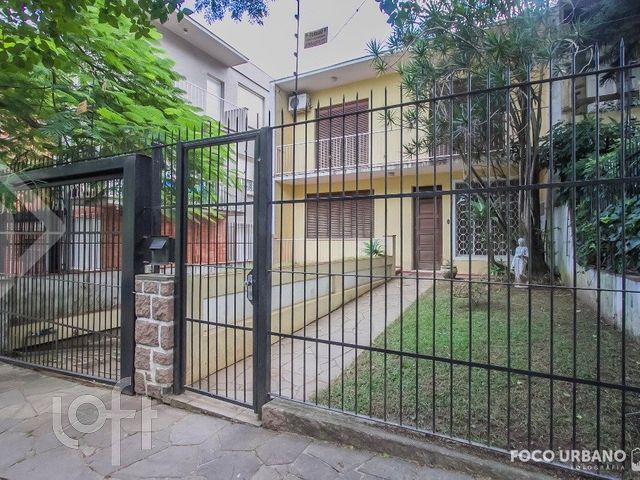 Casa com 300m², 3 dormitórios, 1 suíte, 2 vagas, Petrópolis em Porto Alegre