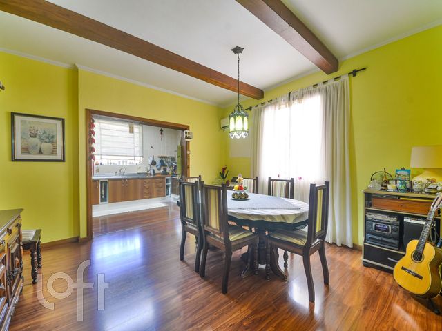 Casa com 230m², 3 dormitórios, 2 suítes, 2 vagas, Petrópolis em Porto Alegre