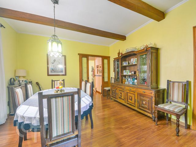 Casa com 230m², 3 dormitórios, 2 suítes, 2 vagas, Petrópolis em Porto Alegre