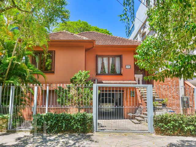 Casa com 230m², 3 dormitórios, 2 suítes, 2 vagas, Petrópolis em Porto Alegre