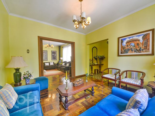 Casa com 230m², 3 dormitórios, 2 suítes, 2 vagas, Petrópolis em Porto Alegre