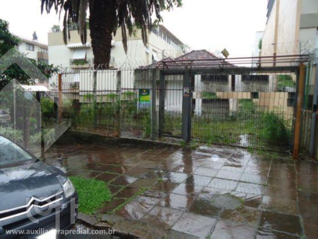 Casa com 350m², 1 dormitório, 6 vagas, Petrópolis em Porto Alegre