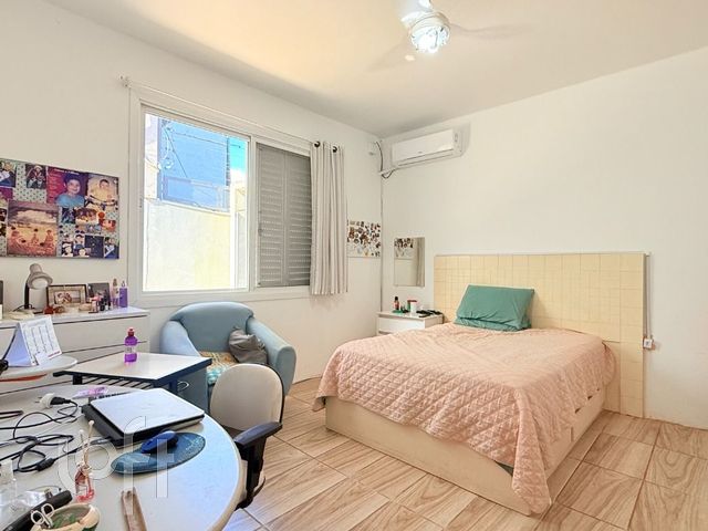 Casa com 108m², 3 dormitórios, 4 vagas, São João em Porto Alegre