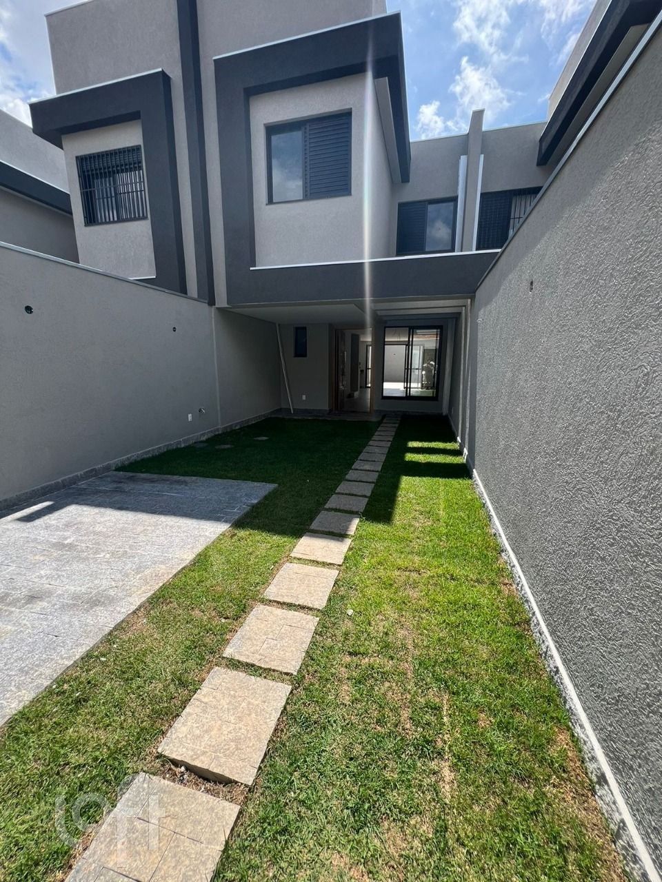 Casa à venda com 3 quartos, 150m² - Foto 1