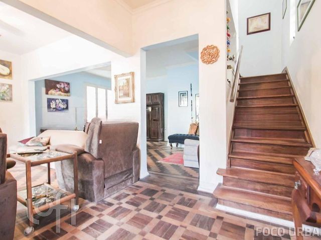 Casa com 250m², 4 dormitórios, 2 vagas, Petrópolis em Porto Alegre