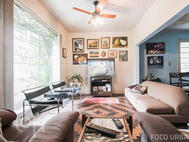 Casa com 250m², 4 dormitórios, 2 vagas, Petrópolis em Porto Alegre