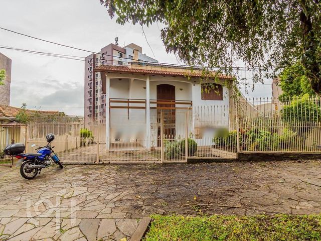 Casa com 252m², 3 dormitórios, 1 suíte, 4 vagas, Cristo Redentor em Porto Alegre