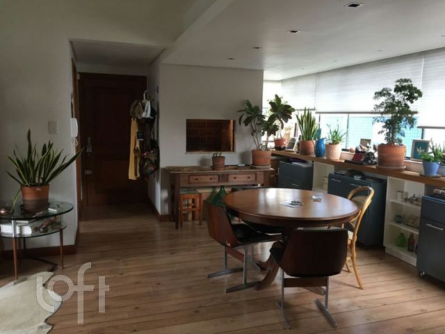 Apartamento com 97m², 2 dormitórios, 1 suíte, 2 vagas, Rio Branco em Porto Alegre