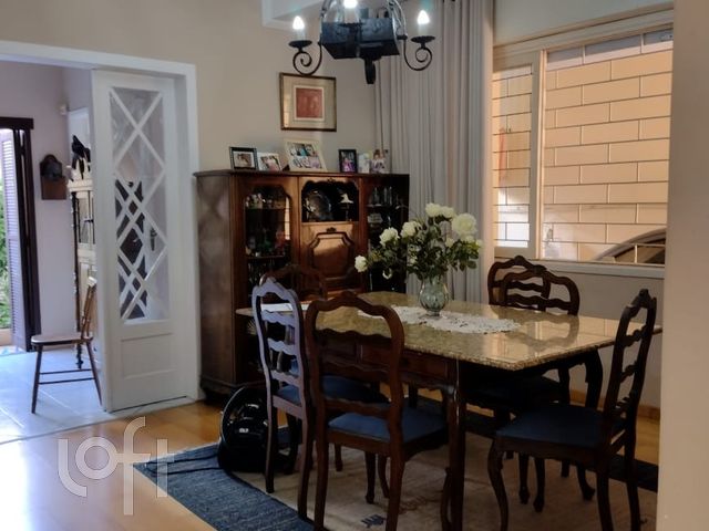 Casa com 372m², 5 dormitórios, 3 suítes, 3 vagas, Santana em Porto Alegre