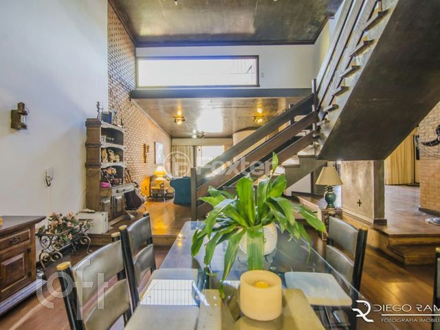 Casa com 457m², 4 dormitórios, 1 suíte, 9 vagas, Chácara das Pedras em Porto Alegre