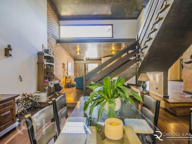 Casa com 457m², 4 dormitórios, 1 suíte, 9 vagas, Chácara das Pedras em Porto Alegre