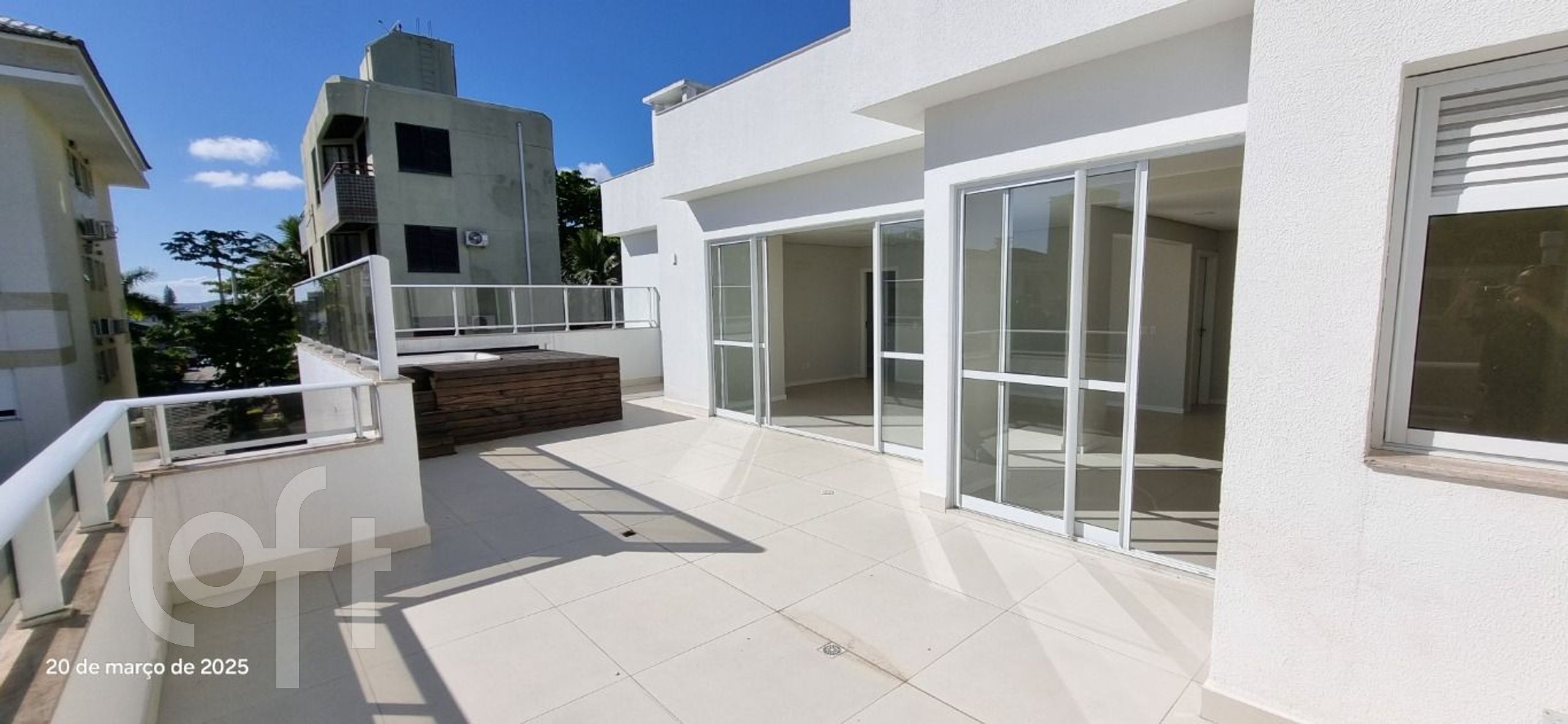 Apartamento à venda em Canasvieiras com 167 m², 3 quartos, 3 suítes, 2 vagas