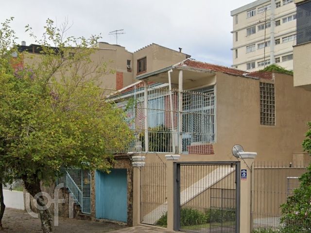 Casa com 220m², 3 dormitórios, 2 vagas, Petrópolis em Porto Alegre