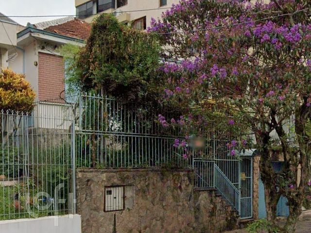 Casa com 220m², 3 dormitórios, 2 vagas, Petrópolis em Porto Alegre