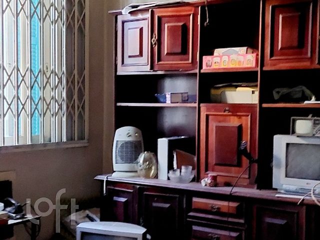 Casa com 220m², 3 dormitórios, 2 vagas, Petrópolis em Porto Alegre