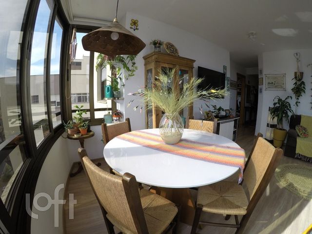 Apartamento com 70m², 2 dormitórios, 1 suíte, 2 vagas, Menino Deus em Porto Alegre