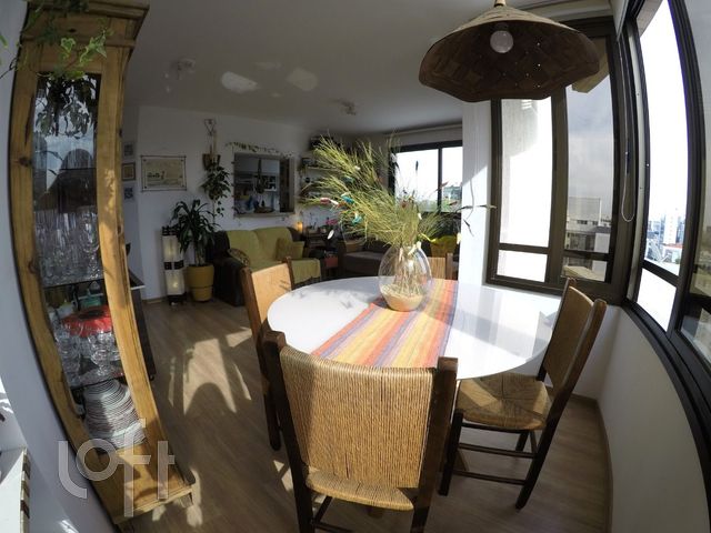 Apartamento com 70m², 2 dormitórios, 1 suíte, 2 vagas, Menino Deus em Porto Alegre