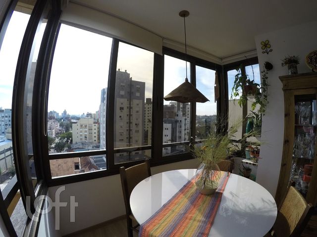 Apartamento com 70m², 2 dormitórios, 1 suíte, 2 vagas, Menino Deus em Porto Alegre