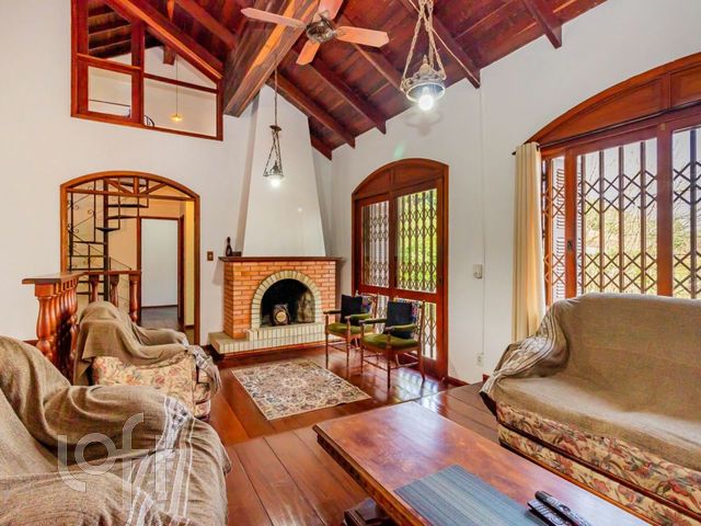 Casa com 284m², 4 dormitórios, 1 suíte, 5 vagas, Vila Ipiranga em Porto Alegre