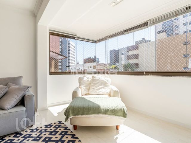 Apartamento com 105m², 2 dormitórios, 1 suíte, 2 vagas, Petrópolis em Porto Alegre