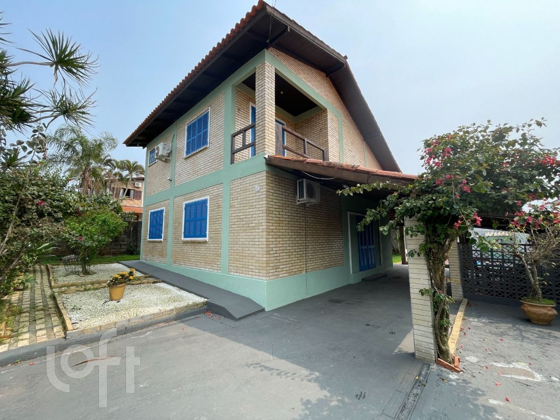 Casa à venda em Santinho com 256 m², 4 quartos, 1 suíte, 4 vagas