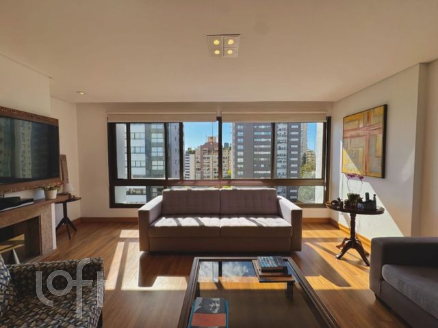 Apartamento com 121m², 3 dormitórios, 1 suíte, 2 vagas, Petrópolis em Porto Alegre