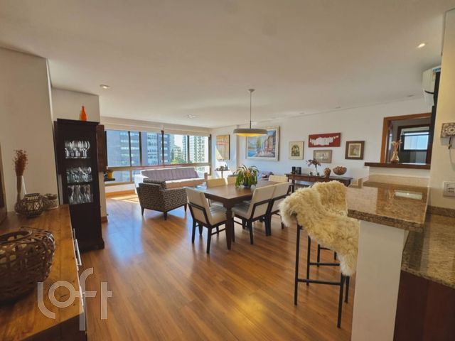 Apartamento com 121m², 3 dormitórios, 1 suíte, 2 vagas, Petrópolis em Porto Alegre