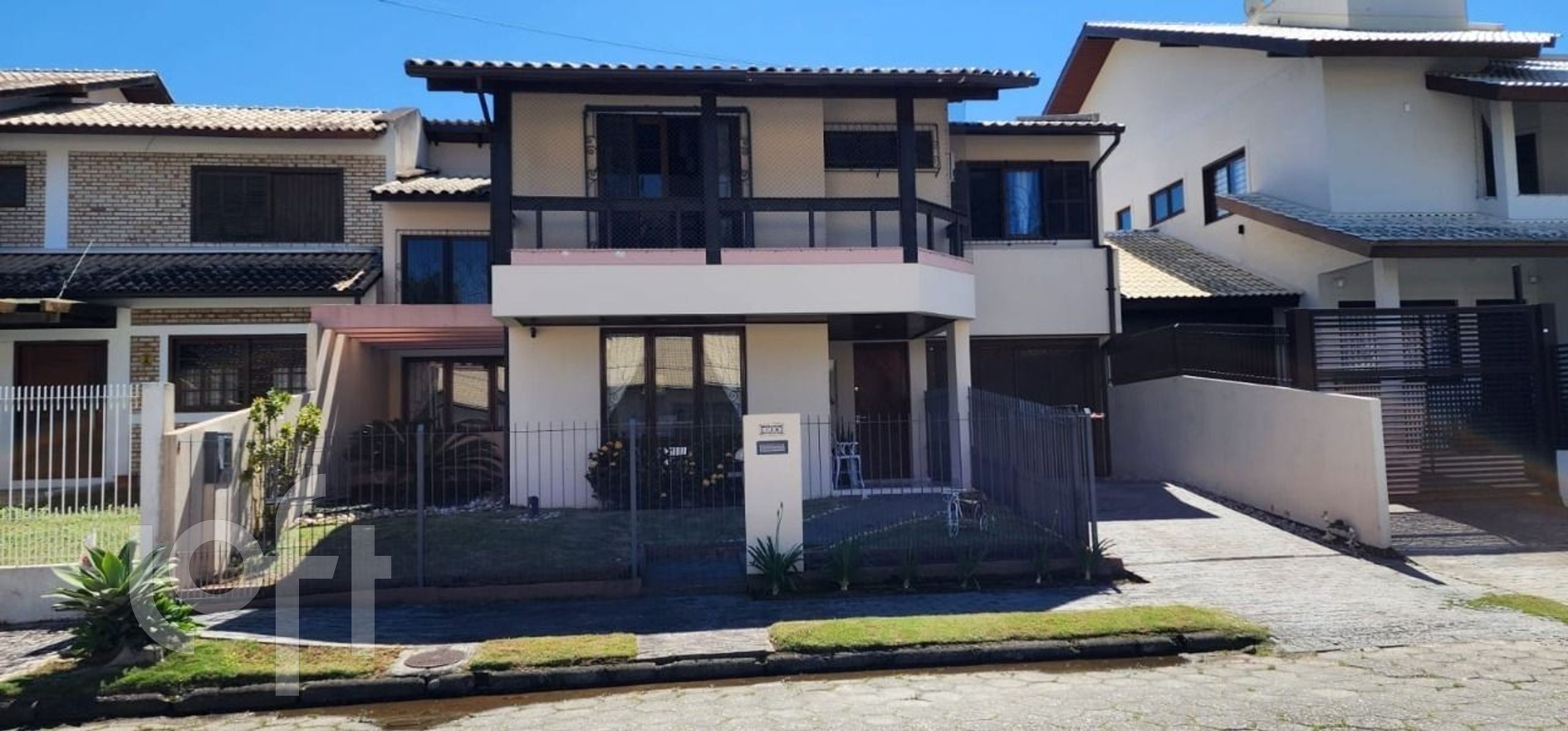 Casa Residencial com 233m², 3 quartos, 2 suítes, 2 garagens, no bairro Itacorubi em Florianópolis