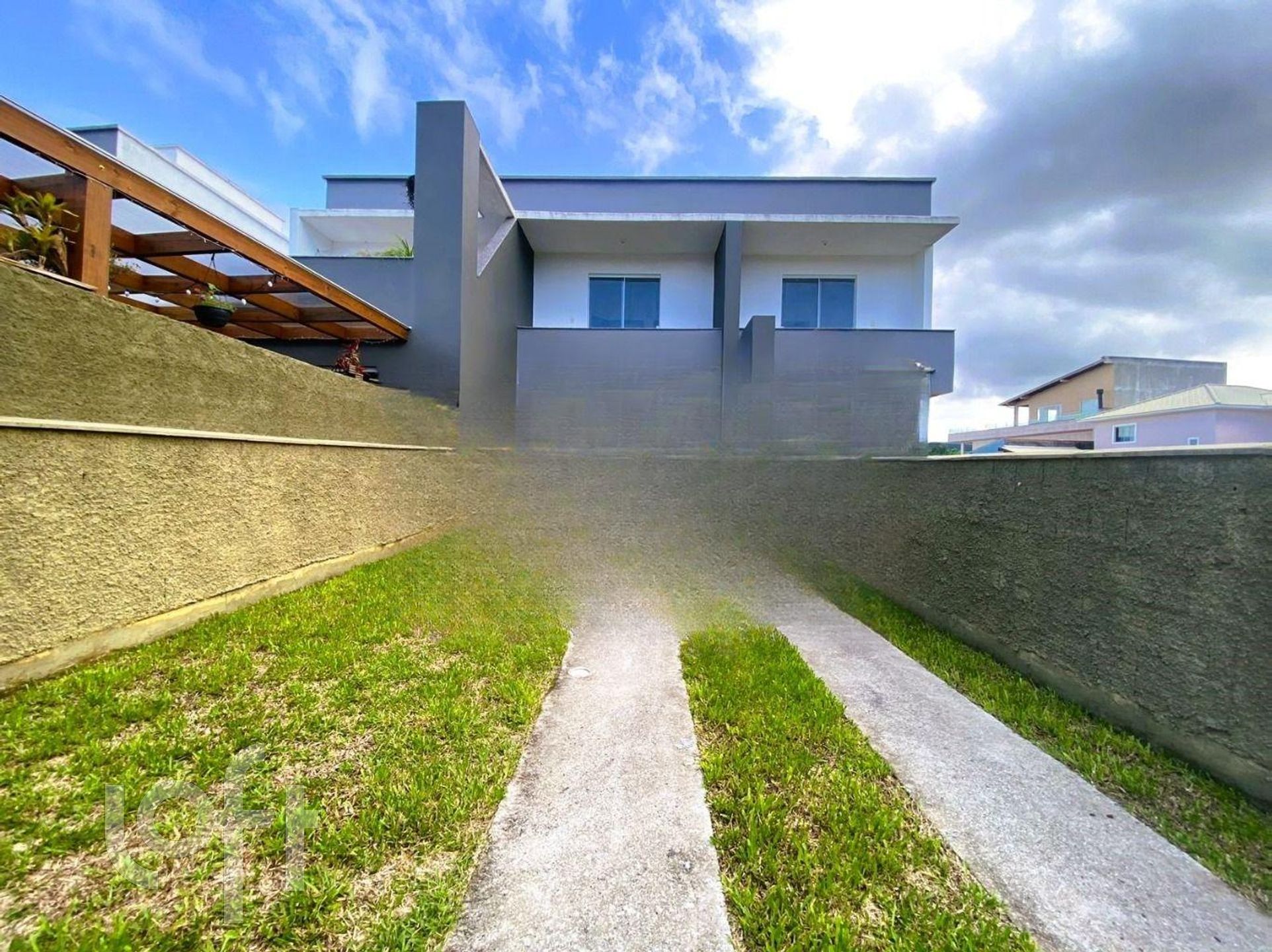 Casa Residencial com 92m², 2 quartos, 2 suítes, 2 garagens, no bairro São João do Rio Vermelho em Florianópolis