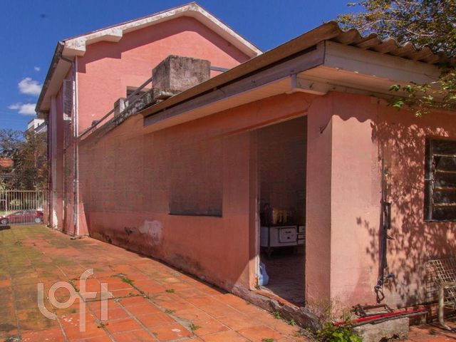Casa com 109m², 4 dormitórios, 2 vagas, Menino Deus em Porto Alegre