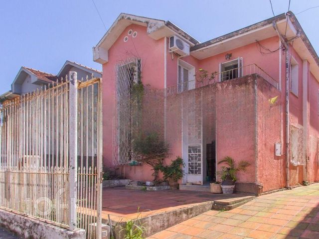 Casa com 109m², 4 dormitórios, 2 vagas, Menino Deus em Porto Alegre
