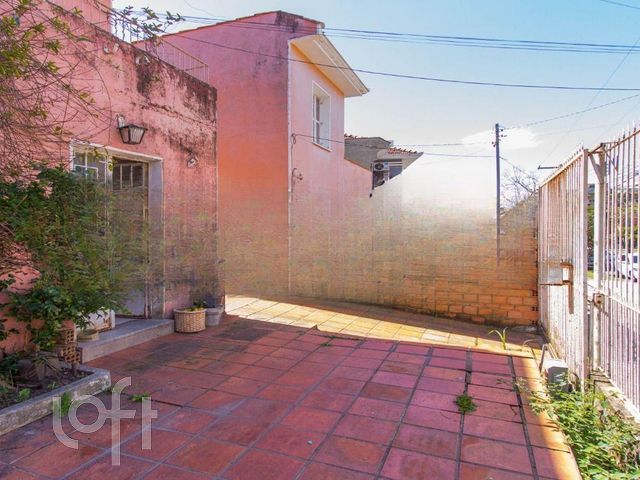 Casa com 109m², 4 dormitórios, 2 vagas, Menino Deus em Porto Alegre