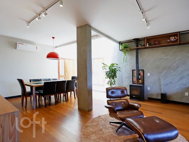 Casa com 390m², 4 dormitórios, 2 suítes, Três Figueiras em Porto Alegre