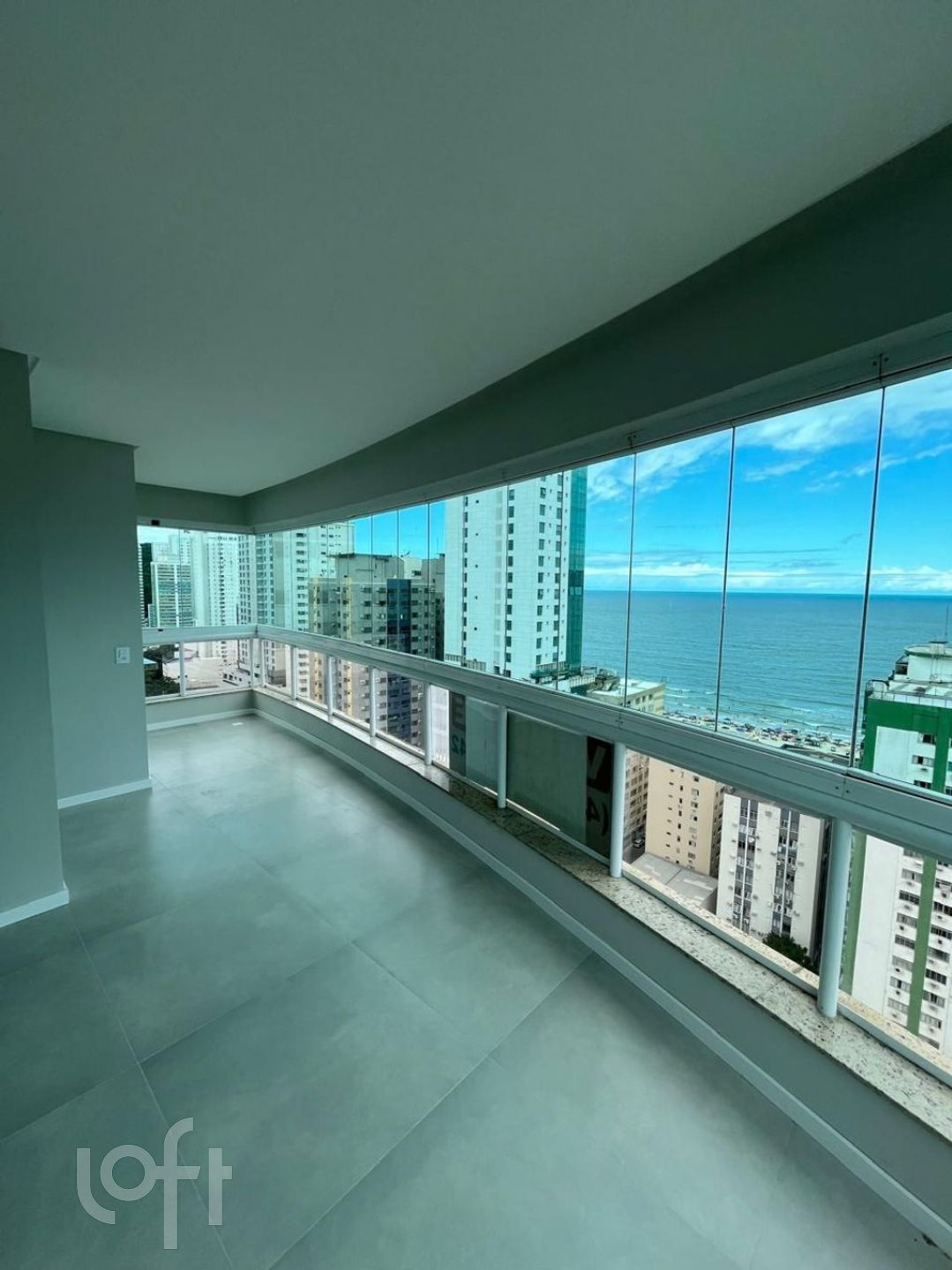 Apartamentos com 138m², 3 quartos, 3 suítes, 3 garagens, no bairro Centro em Balneário Camboriú
