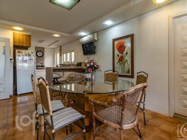 Casa com 249m², 4 dormitórios, 2 suítes, 4 vagas, Santana em Porto Alegre