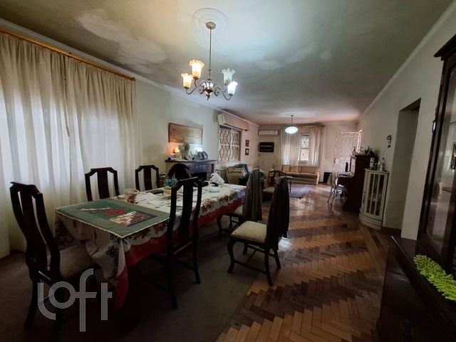 Casa com 205m², 3 dormitórios, 5 vagas, Petrópolis em Porto Alegre