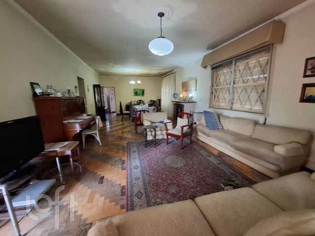 Casa com 205m², 3 dormitórios, 5 vagas, Petrópolis em Porto Alegre