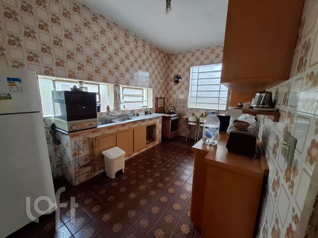 Casa com 205m², 3 dormitórios, 5 vagas, Petrópolis em Porto Alegre