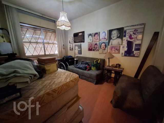 Casa com 205m², 3 dormitórios, 5 vagas, Petrópolis em Porto Alegre