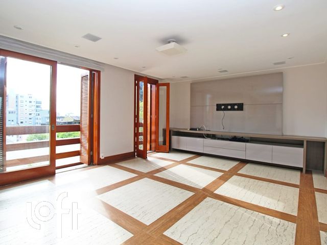 Apartamento com 170m², 3 dormitórios, 1 suíte, 2 vagas, Independência em Porto Alegre