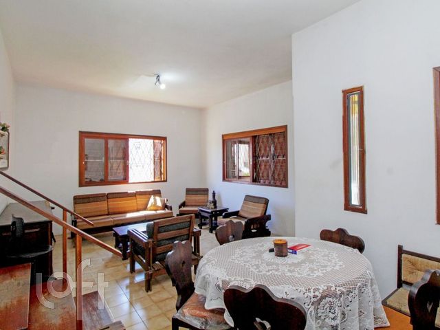 Casa com 275m², 6 dormitórios, 4 vagas, Jardim Botânico em Porto Alegre