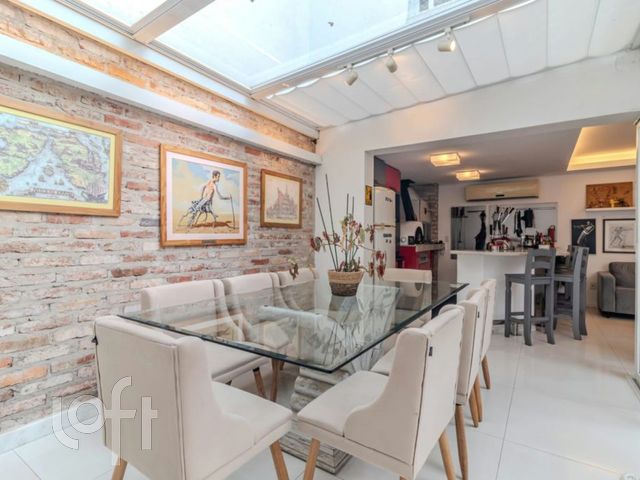 Casa com 357m², 5 dormitórios, 2 suítes, 2 vagas, Rio Branco em Porto Alegre