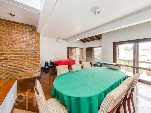 Casa com 415m², 3 dormitórios, 1 suíte, 6 vagas, Chácara das Pedras em Porto Alegre