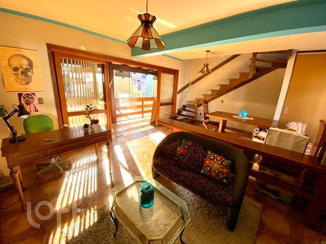 Casa com 263m², 3 dormitórios, 1 suíte, 3 vagas, Higienópolis em Porto Alegre